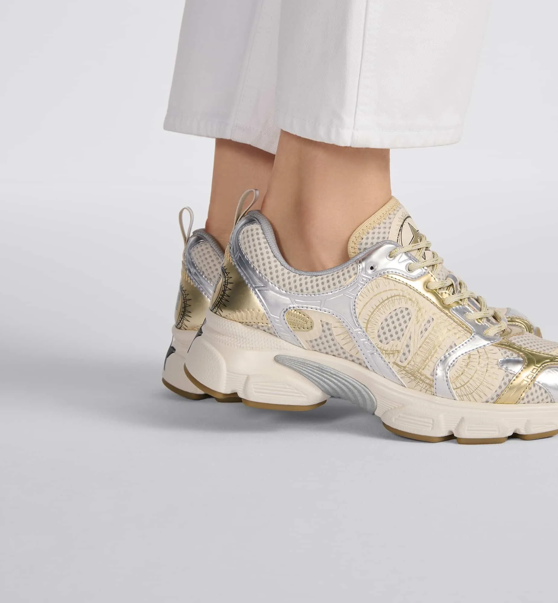 👟👟Ex-factory price 560👟👟 Dior Casual Sports Shoes Dad Shoes This new Dior Chrono sports shoe autumn ready-to-wear series reinterprets running shoes with Dior's high-end style. White and black mesh fabric with leather-effect panels, CD logo on the sides, star patch on the tongue and Dior logo on the heel, many details highlight the style. Using two-color laces, lightweight soles with star decoration, it can create a casual look all year round ▪️Size: 35-40